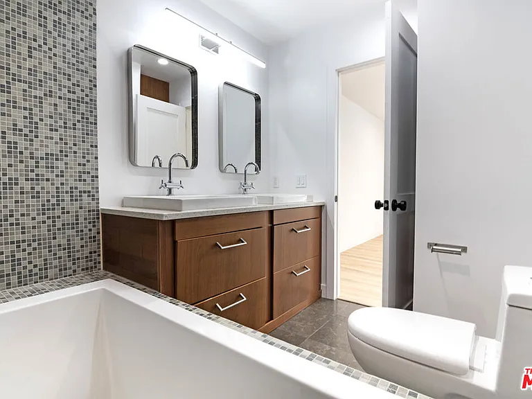 824 Westmount Dr #2 — Photo 13