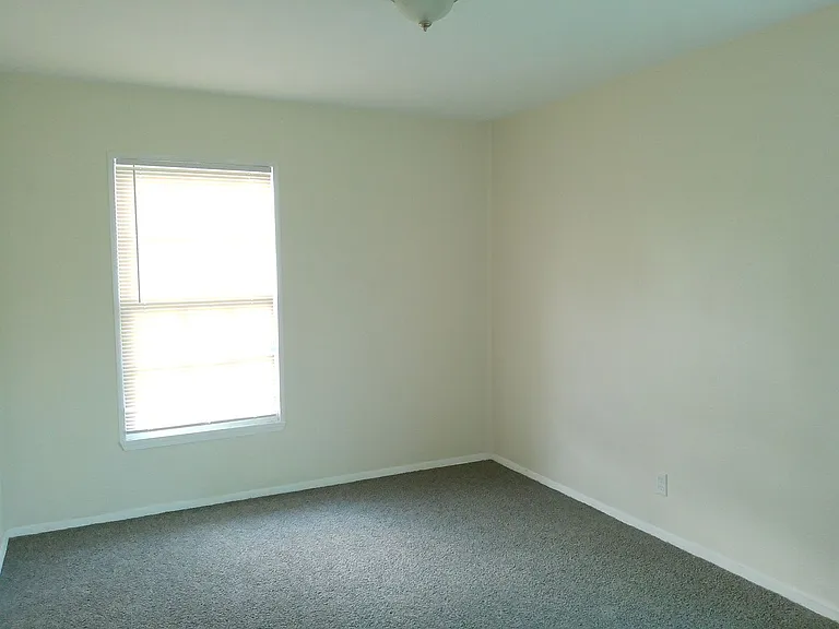 638 Glazebrook St #1 — Photo 9