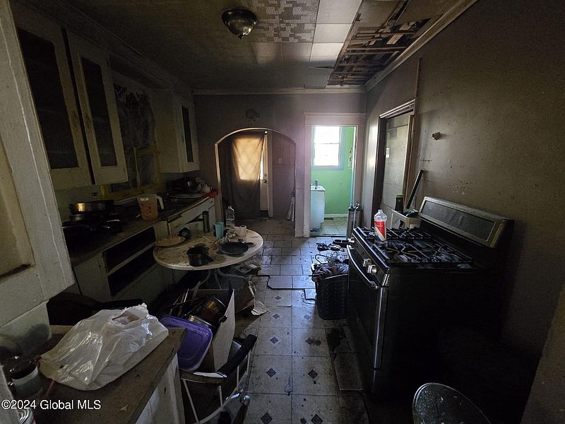 4th image of 905 Francis Avenue