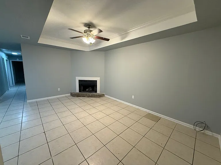 2010-2012 Helm Dr — Photo 12