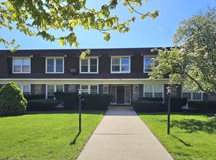 350 Brainerd Ave APT 6A, Libertyville, IL 60048