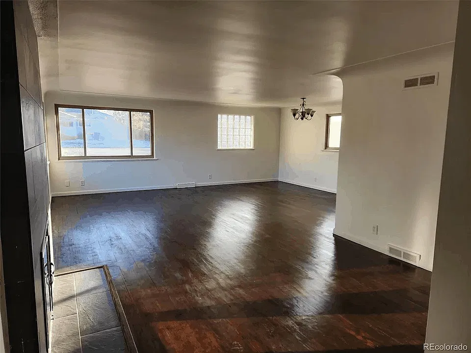5 bed, 2061 sqft, $2,750 — Photo 3