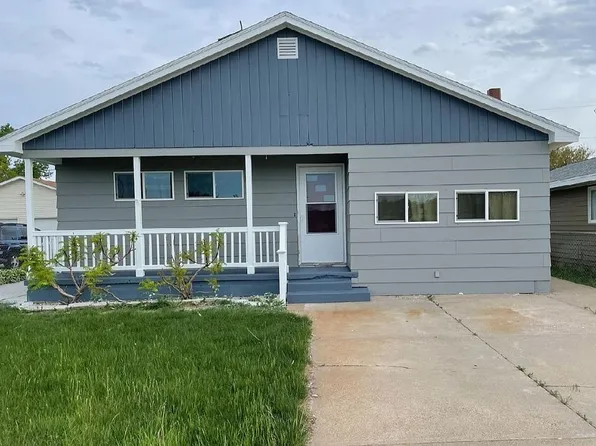 213 E 16th St, Cozad, NE 69130