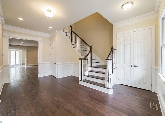 3rd image of 76 Creekview Ln