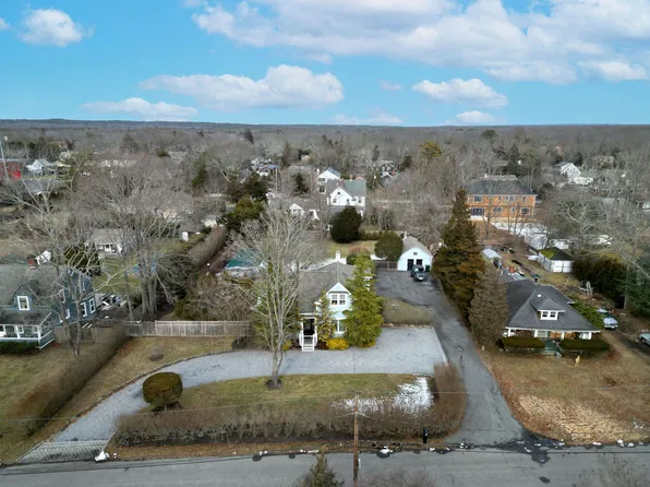 15 Walnut Ave, East Quogue, NY 11942