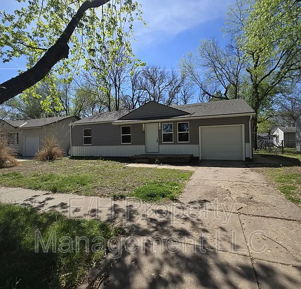 1121 E Luther St — Photo 1