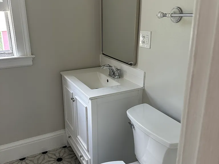 219 Jordan Ln — Photo 5