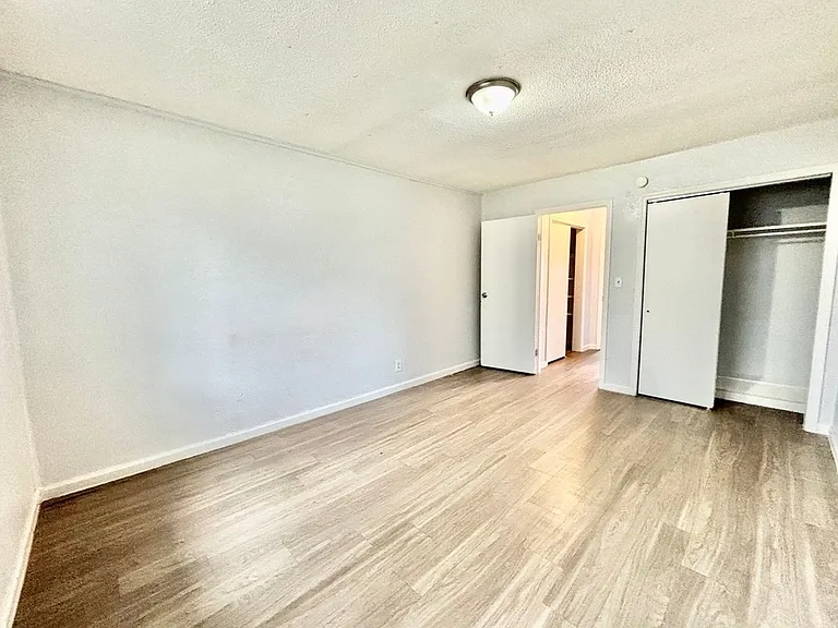 82 West — Photo 27