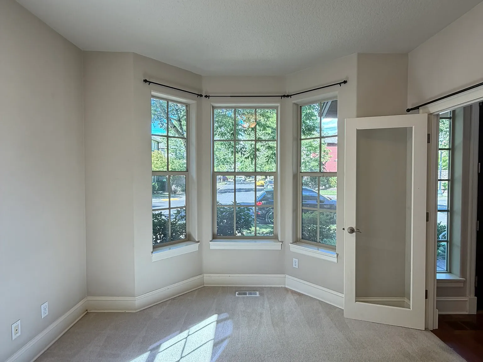 3 bed, 2.5 bath, 2326 sqft, $2,895 — Photo 2