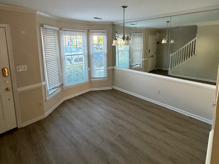 582 Tenbee Ln — Photo 2