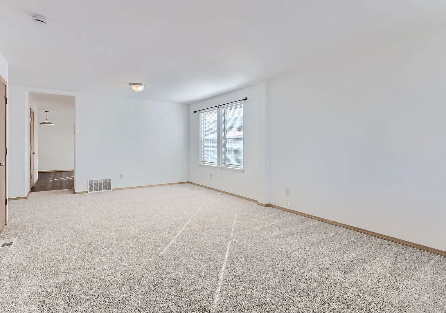 2318 Everett — Photo 2
