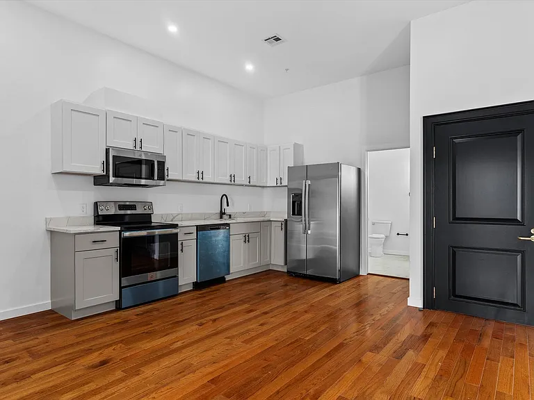 276-280 Essex St #302 — Photo 6