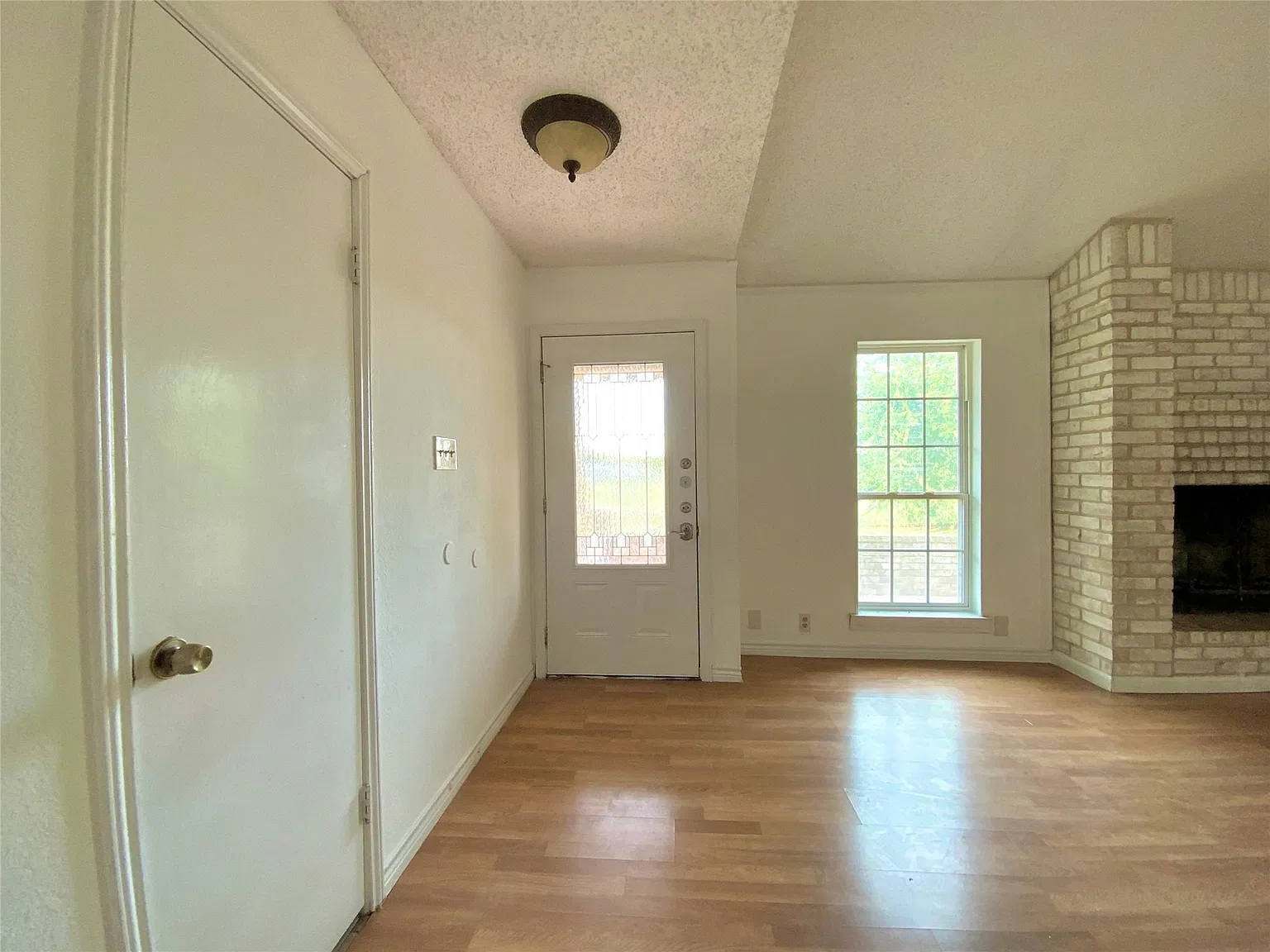 3 bed, 2.0 bath, 1815 sqft, $3,800 — Photo 4