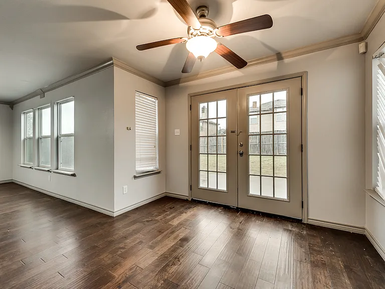 2424 Emerald Ln — Photo 7
