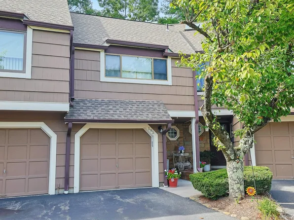 195 Treetop Circle, Nanuet, NY 10954