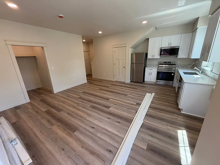 Brand New 2 bedroom 1.5 bath unit — Photo 8