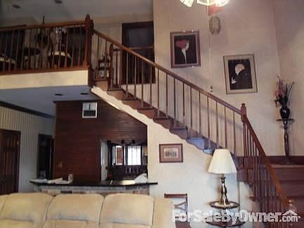 Roomy den with 2 story vaulted ceiling
						:
						Open floor-plan den over 500 sq', wooden planked vaulted ceilings, open balcany