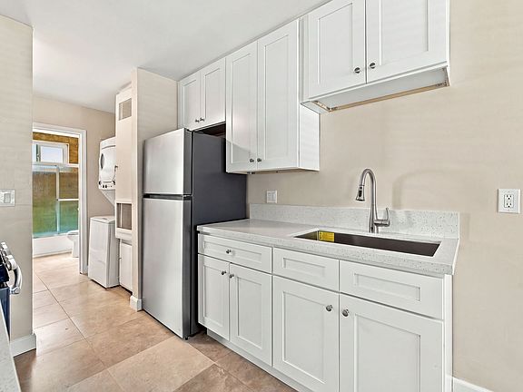 2nd image of 401 S Birch St #D