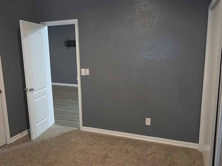 210 N Rowe St — Photo 14