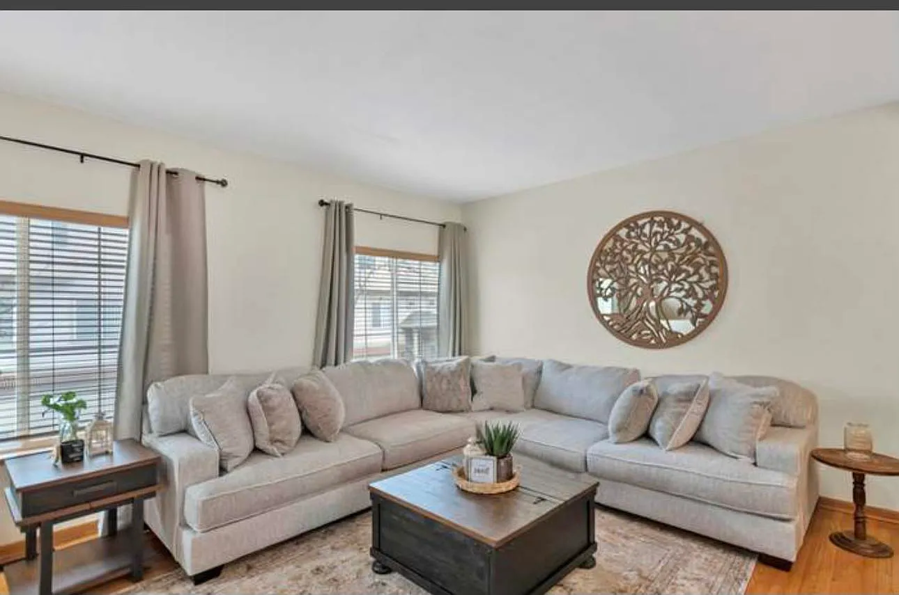 3 bed, 2.5 bath, 1600 sqft, $2,800 — Photo 2