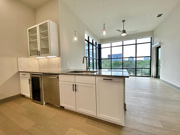 2nd image of 3328 Oak Grove Ave #404