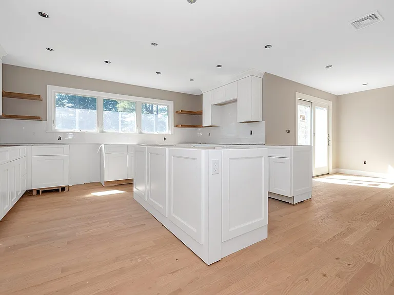 58 Marion Dr — Photo 8