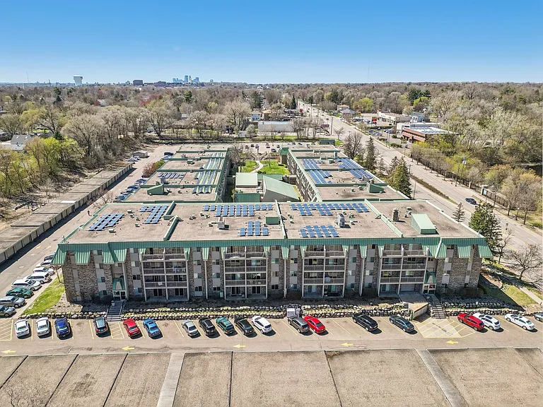 Larpenteur Estates Apartments — Photo 9