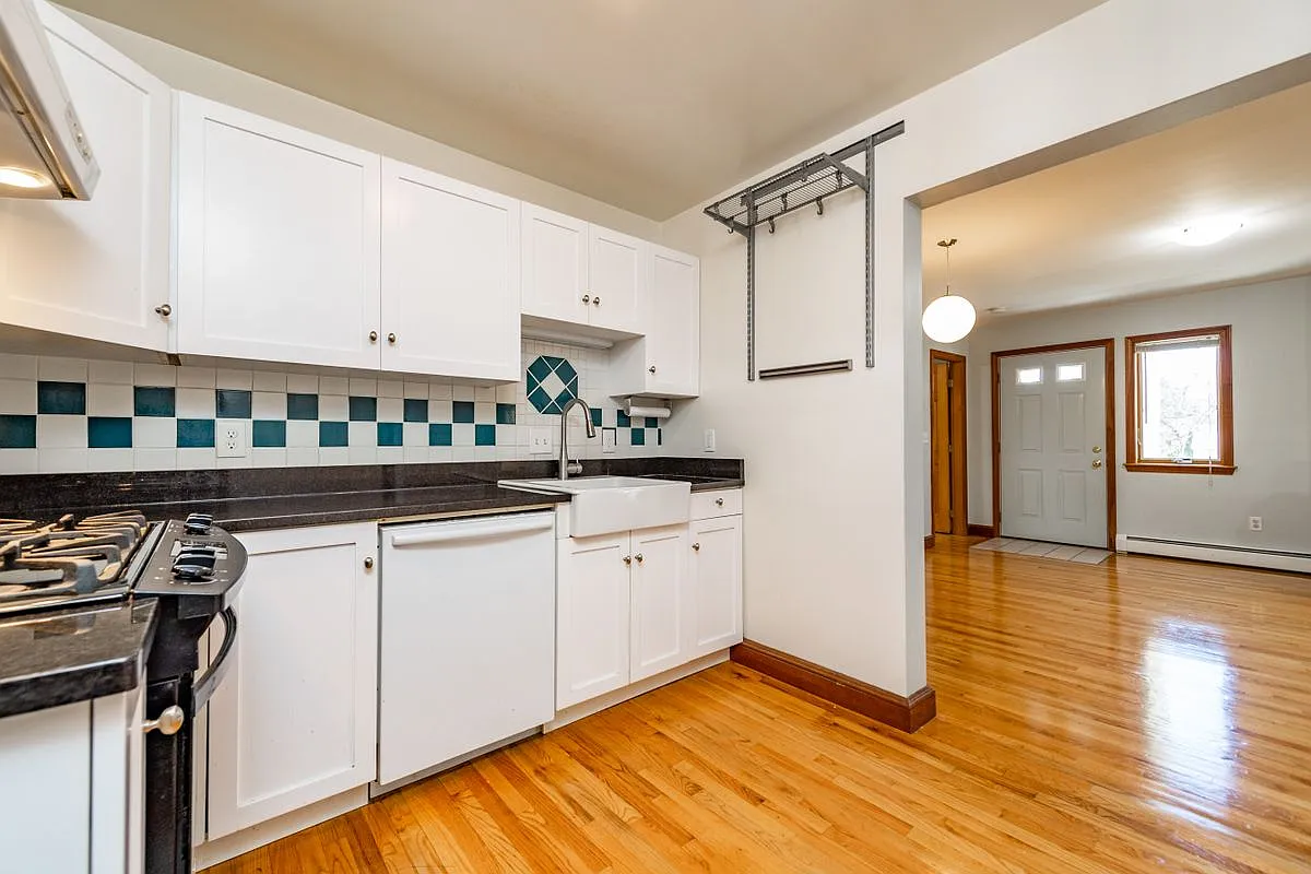 3 bed, 2.0 bath, 1050 sqft, $3,800 — Photo 4