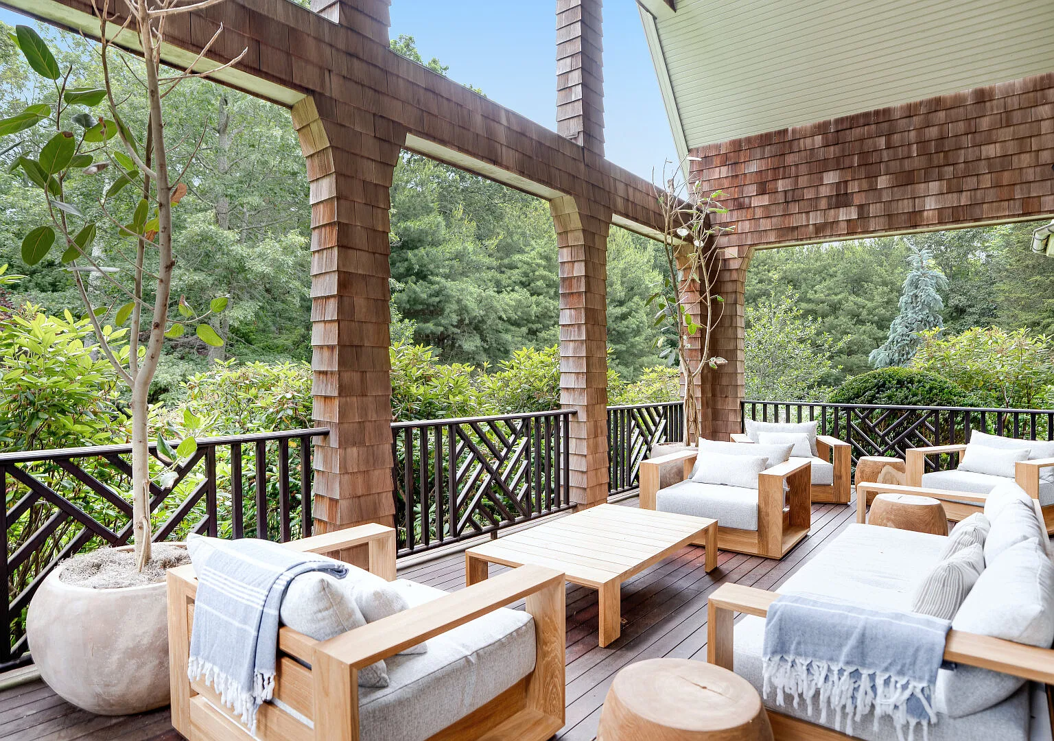 Stunning Sag Harbor Estate on Over 3 Acres, Pool, Tennis — Photo 4