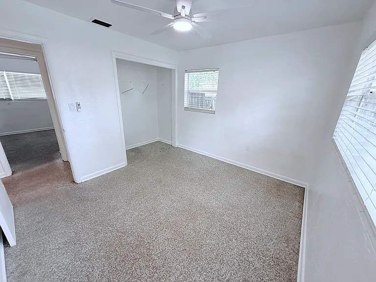 213 Thomas Dr — Photo 15