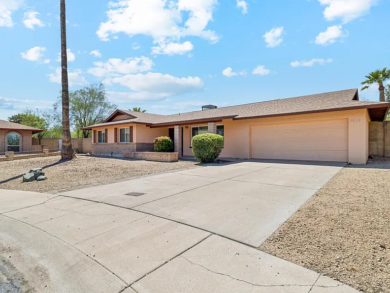 3039 W Glenn Dr — Photo 2
