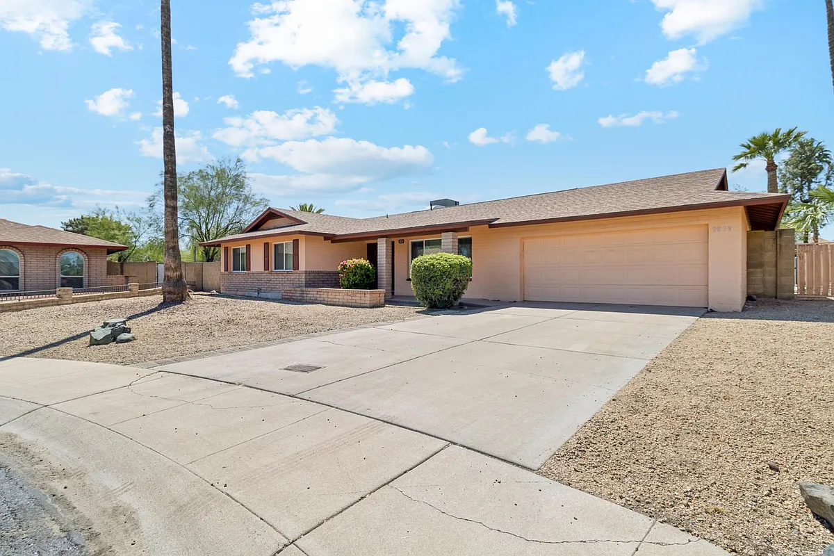 Building Photo - 3039 W Glenn Dr