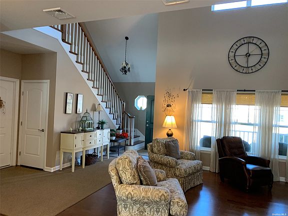 2nd image of 113 Stoneleigh Dr