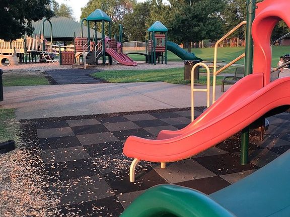 5th image of 648 Twin View Dr