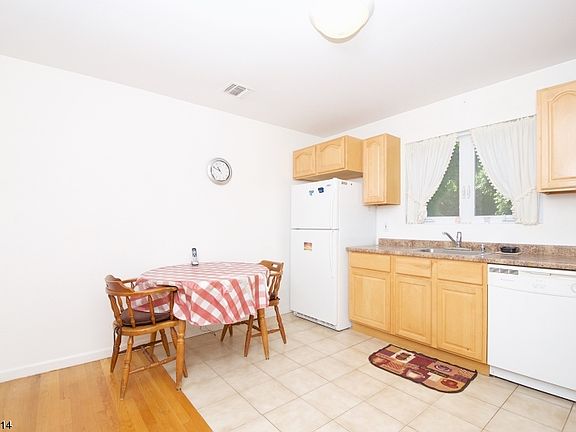 4th image of 36 Whittier Ave