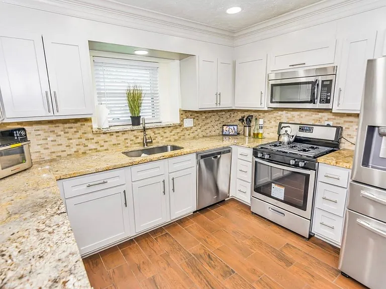 15618 Fox Springs Dr — Photo 3