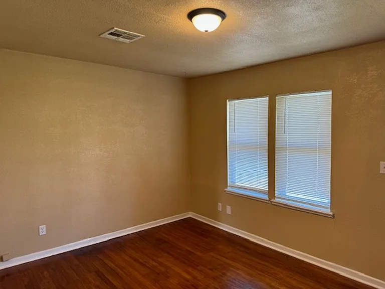 306 E Mosier St — Photo 10