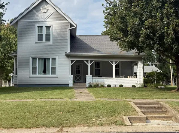 609 E 3rd St, Delavan, IL 61734