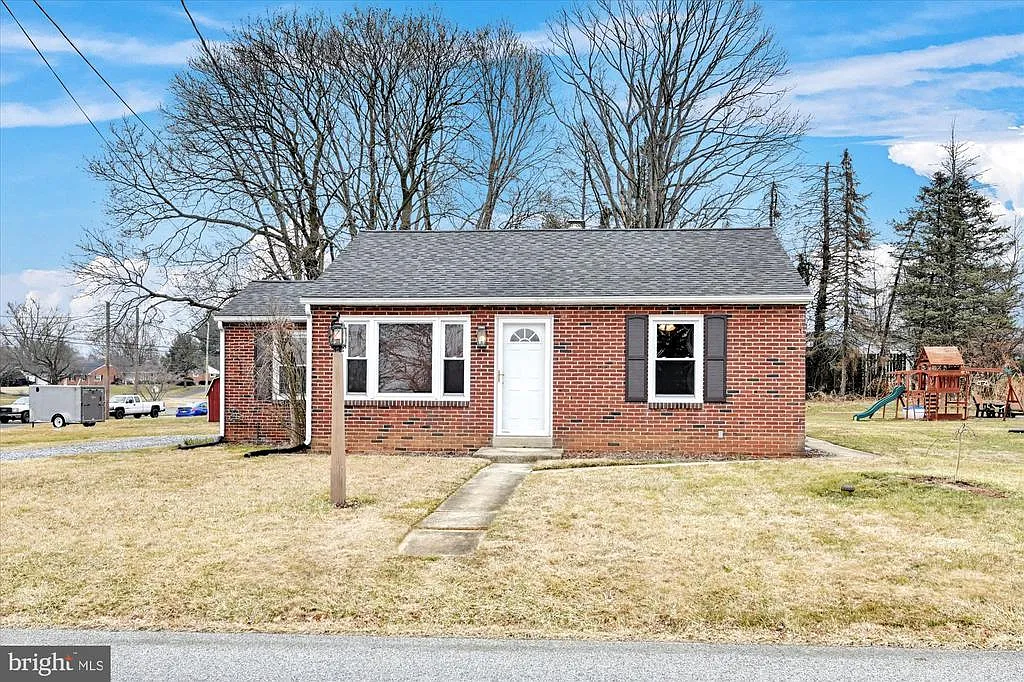 303 Dahlia Rd photo 1