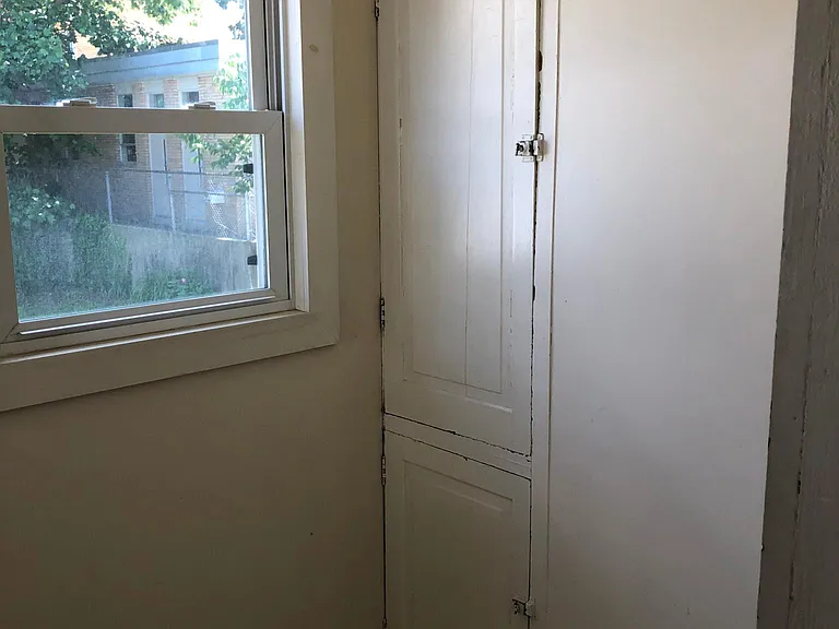 456 E School St — Photo 10
