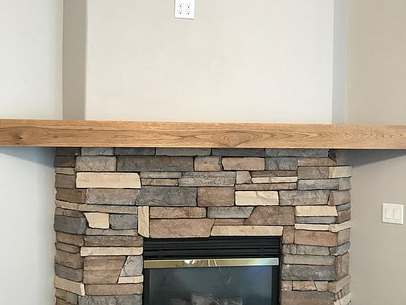 Gas fireplace and 10 ft ceilings!!