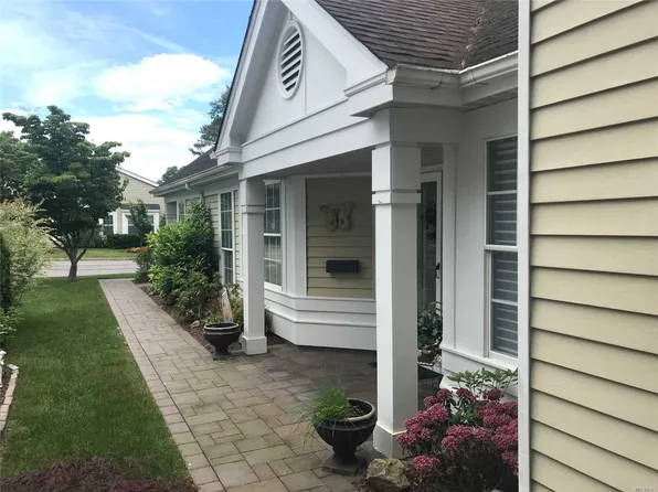 151 Glen Dr, Ridge, NY 11961