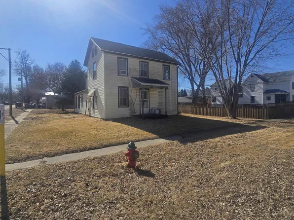 201 W 2nd St, Leaf River, IL 61047