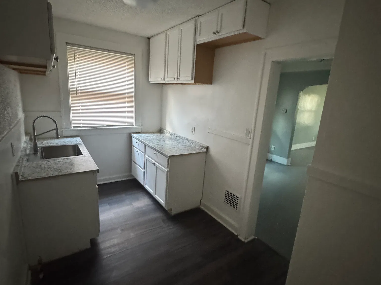 3 bed, 850 sqft, $900 — Photo 2