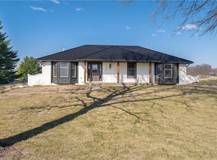 5900 Palomino Dr, Saint Joseph, MO 64505