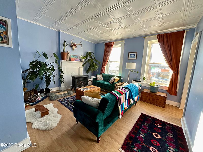 5th image of 84 Hill Street