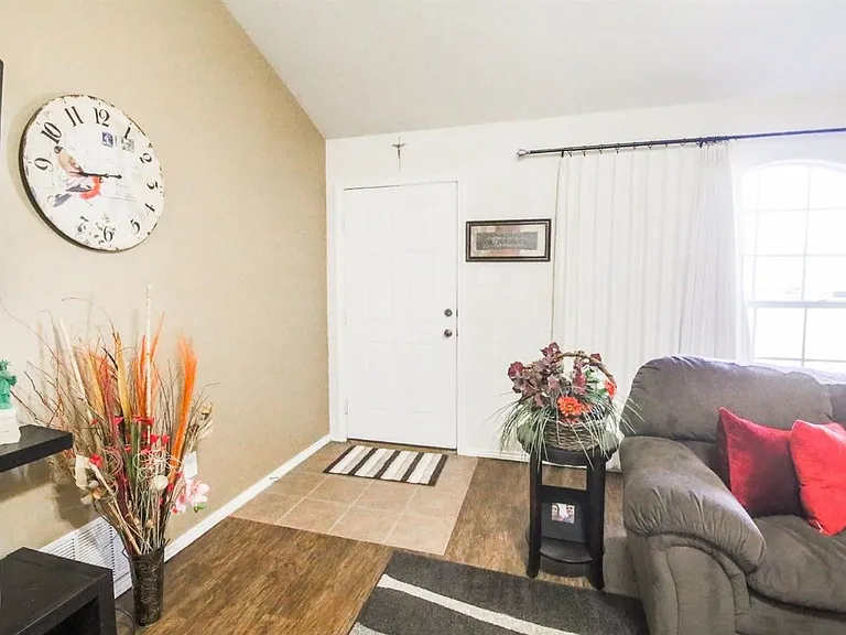931 Xavier St — Photo 3