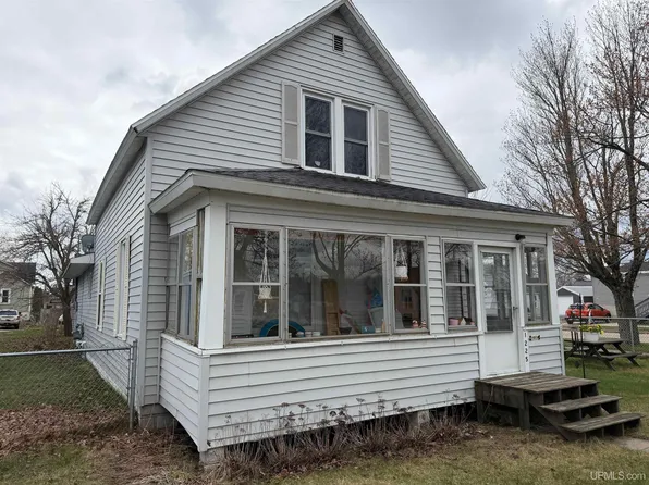 1225 Superior Ave, Gladstone, MI 49837