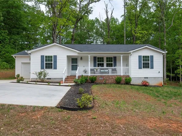 2943 Leslie Ln, Yadkinville, NC 27055