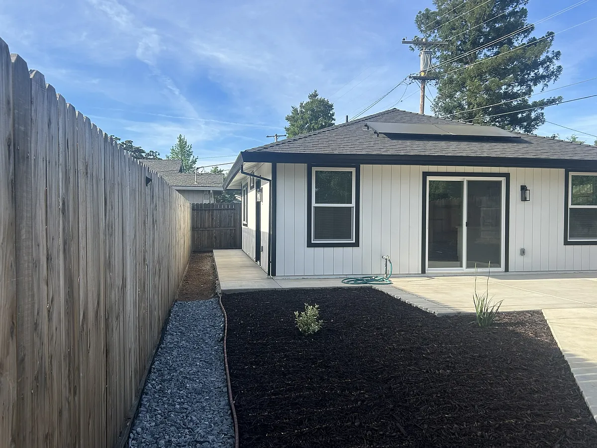 Front - 115 1/2 Henderson Way